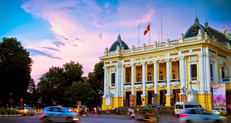 Un gran edificio colonial en Hanói durante el crepúsculo.