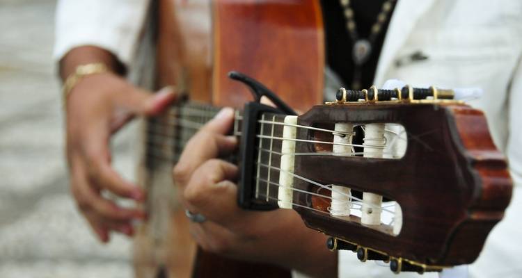 Gros plan d'une personne jouant de la guitare espagnole.
