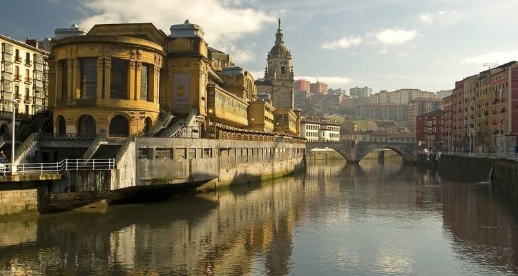 Paisaje urbano con río y arquitectura histórica en Bilbao.