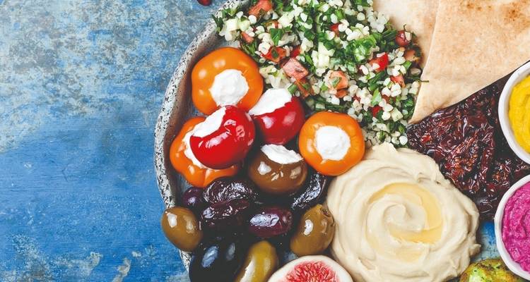 Verschiedene nahöstliche Speisen auf einer Platte