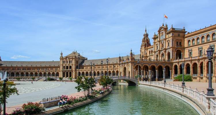 Vue panoramique de la Plaza de España avec son canal.