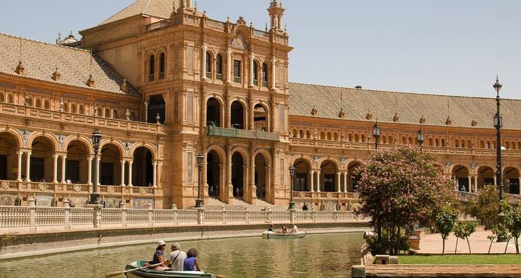 Pavillon architectural avec des bateaux devant.