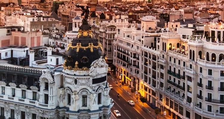 Vista de la calle Gran Vía en Madrid al atardecer.