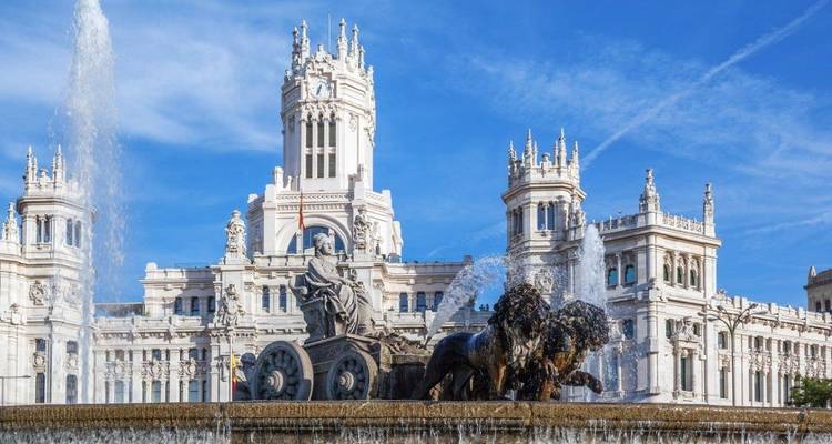 Fuente de Cibeles con el Palacio de Cibeles de Madrid al fondo.