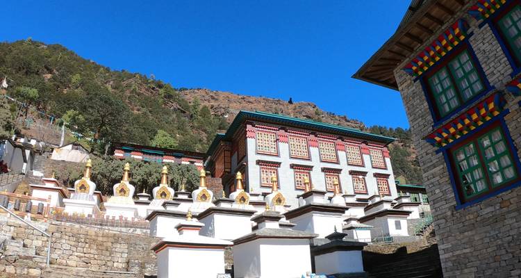 Monastère coloré avec un décor de montagnes.