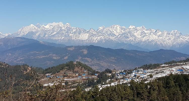 Vue panoramique de montagnes enneigées.