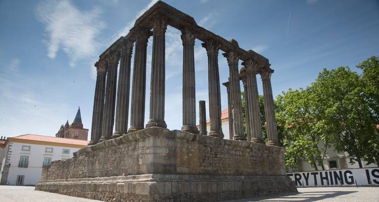 Templo Romano bien conservado de Évora erguido contra el cielo azul