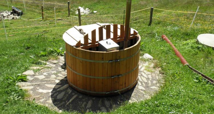 Hölzerne Whirlpool auf einem Feld.