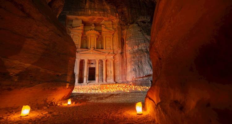 Petras Schatzkammer wunderschön bei Kerzenschein in der Nacht beleuchtet.