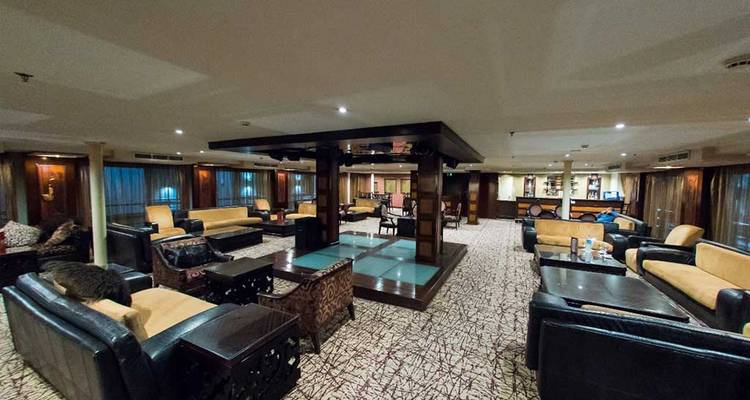 Interior de un salón de crucero lujoso.