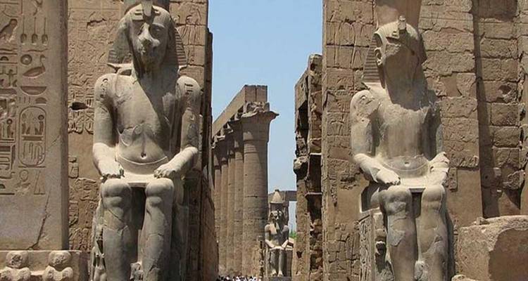 Estatuas y columnas en el complejo del templo de Luxor.