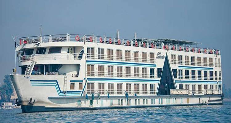 Barco de crucero fluvial en el Nilo con cielos despejados.