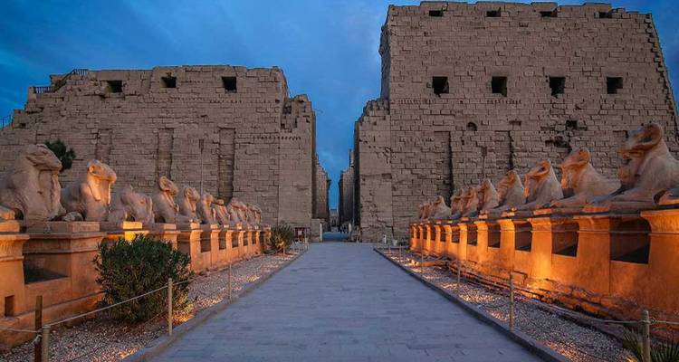 Entrada iluminada del Templo de Karnak por la tarde.