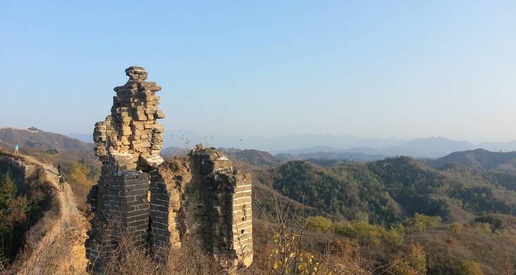 Ruinen einer antiken Mauer auf einem Berg bei klarem Himmel.
