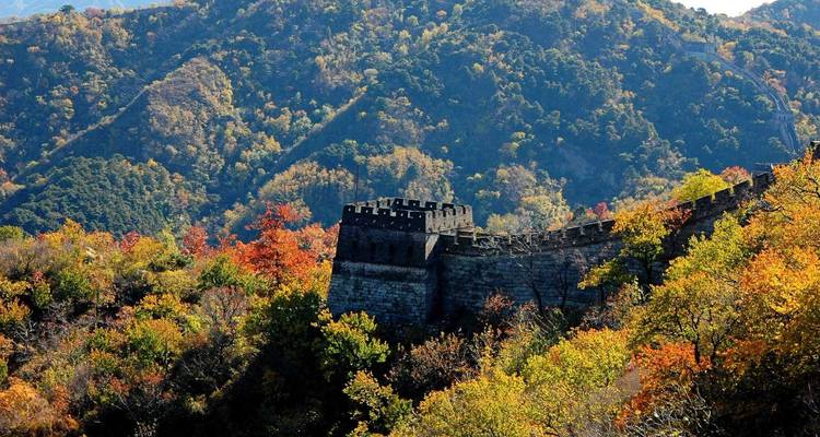 Chinesische Mauer im Herbst, umgeben von bunten Bäumen.