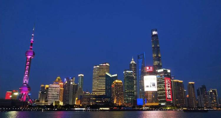 Horizon de Shanghai avec des gratte-ciel modernes vivement éclairés la nuit.