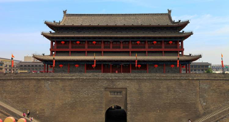 Arquitectura china antigua de la torre de la puerta de la muralla de la ciudad de Xi'an con faroles rojos.