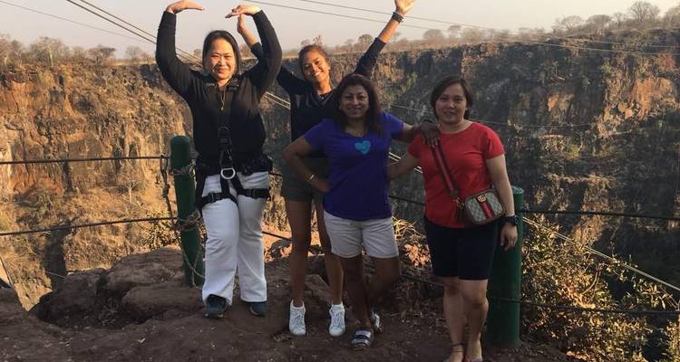Gruppe von Touristen, die vor einer malerischen Schlucht posieren