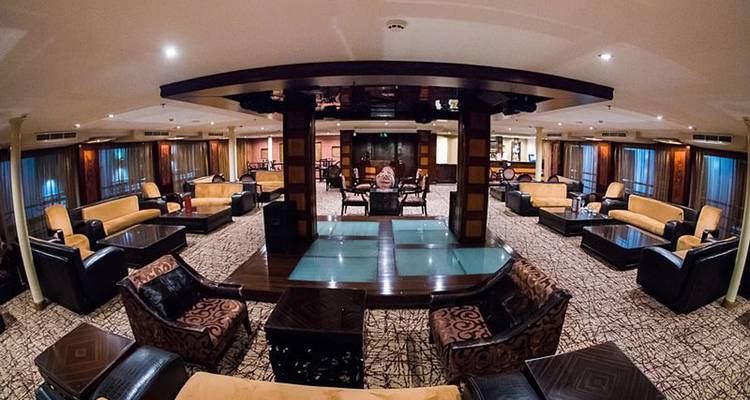 Intérieur d'un salon avec des canapés et une table centrale.