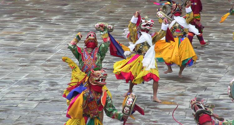 People in traditional attire performing a cultural dance.

**Dutch translation:**
Mensen in traditionele kledij die een culturele dans uitvoeren.