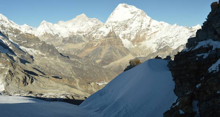 Paysage de montagne enneigée avec ciel dégagé