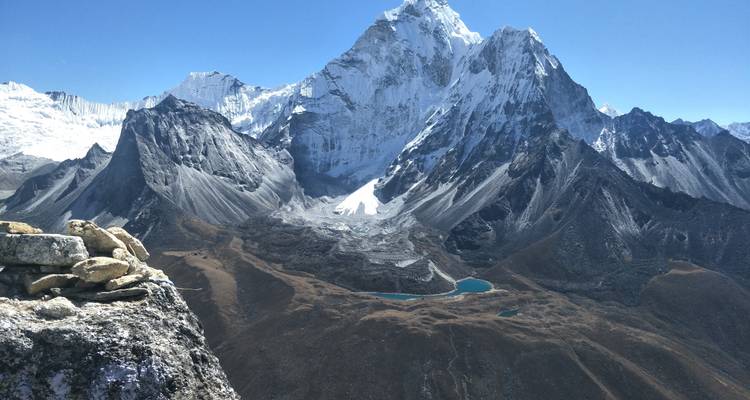 Panoramisch uitzicht op besneeuwde Himalaya-bergen met vallei.