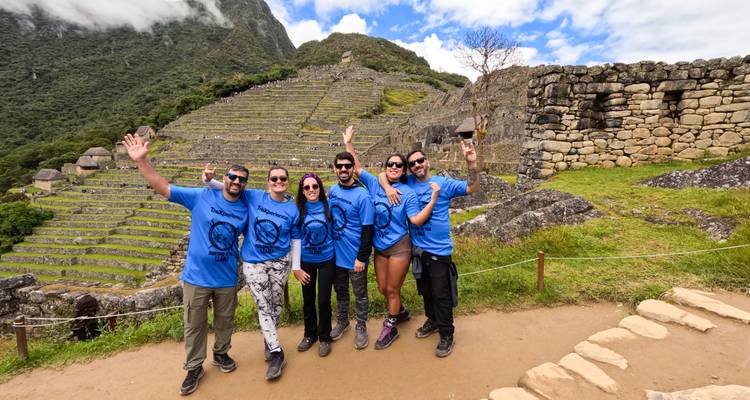 Touristes posant devant d'anciennes terrasses incas.