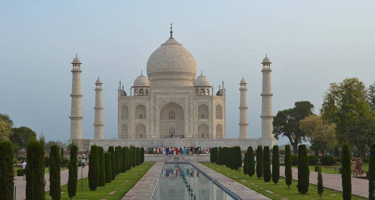 Multitud se reunió en frente del Taj Mahal.