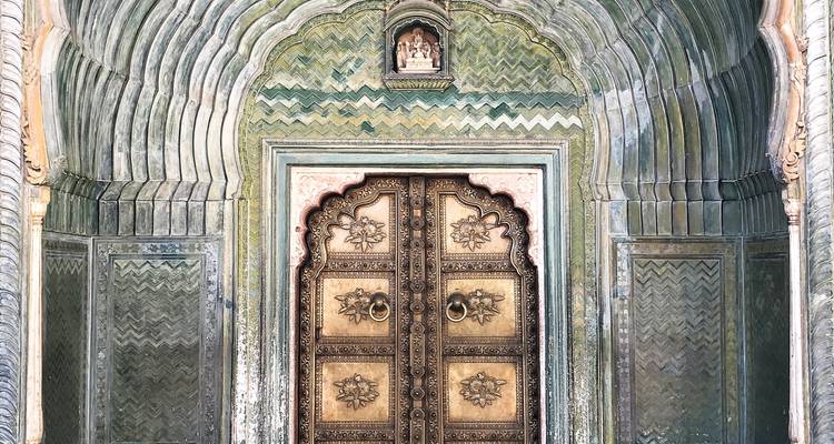 Puerta india intrincadamente tallada con patrones ornamentales.