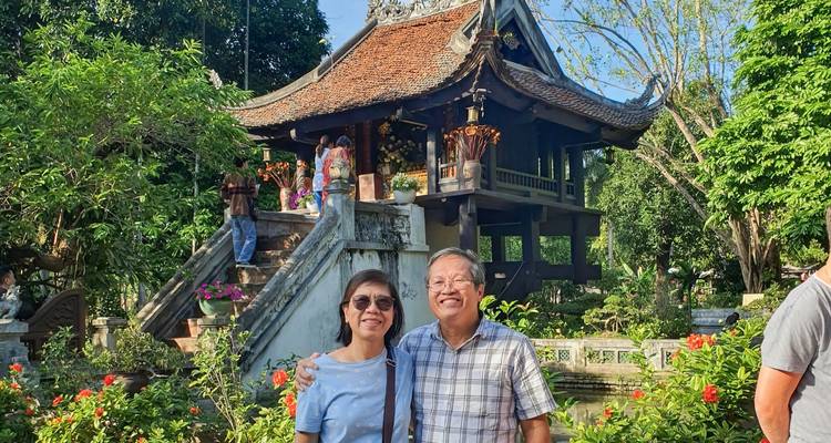 Paar posiert vor einem traditionellen Gebäude mit Gärten.