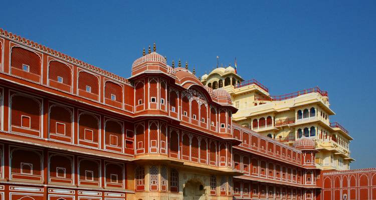 Palacio de la Ciudad Rojo de Jaipur con cielo azul claro.