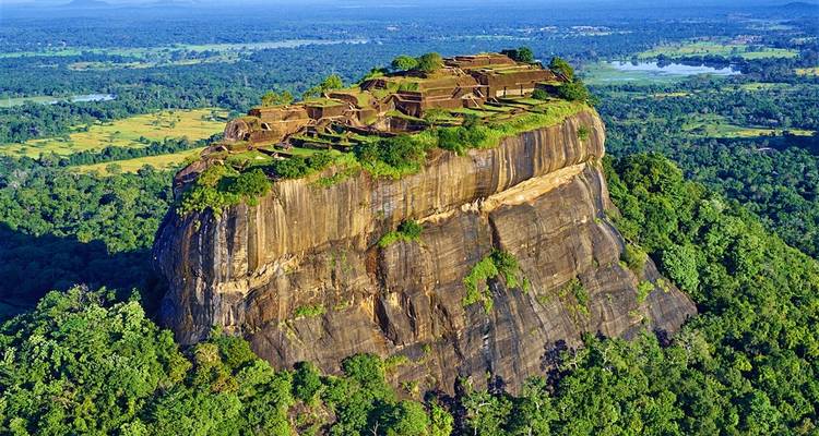 Luftaufnahme des Sigiriya-Felsens, umgeben von üppigem Grün.