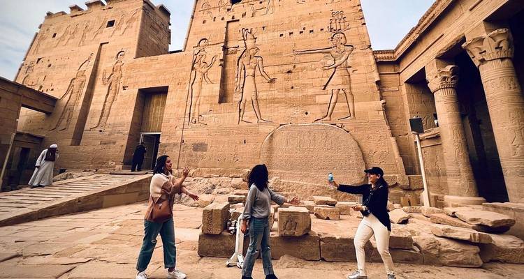 Groupe de touristes explorant un temple ancien.