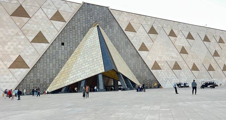 Entrée d'un musée moderne en forme de pyramide.