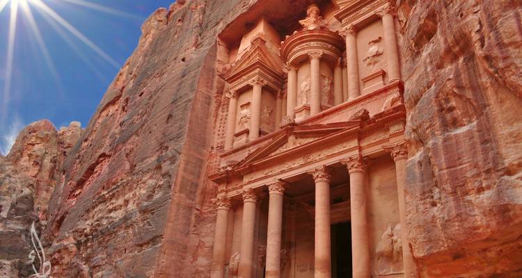Le Trésor de Pétra avec le soleil qui brille vivement.