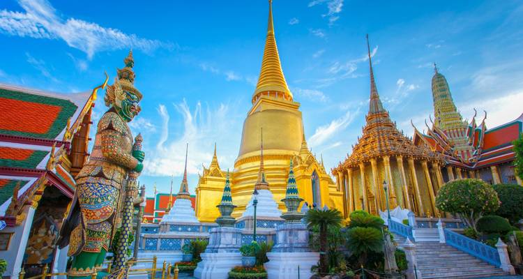 Een prachtig versierde Thaise tempel met gouden spitsen en beelden.