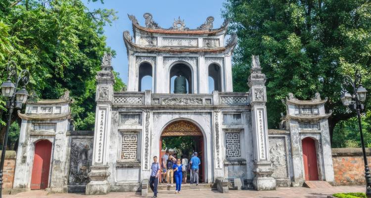 Een historische toegangspoort met toeristen eromheen.