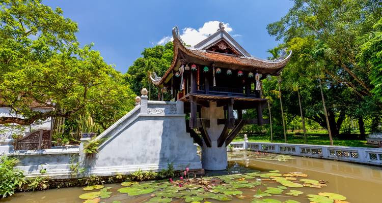 Eenpijlerpagode omringd door een vijver met lotusbloemen.