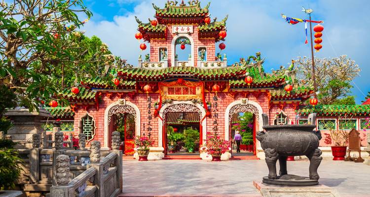 Sierlijke Chinese tempel met decoratieve elementen en bezoekers.