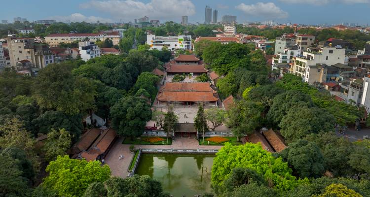 Vista aérea de un complejo de templos rodeado de vegetación.