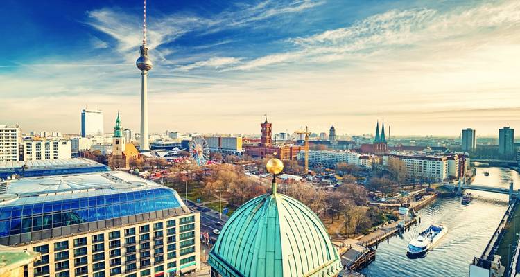 Vue panoramique aérienne de Berlin avec la Tour de télévision, la Spree et le paysage urbain baignés dans la lumière de fin d'après-midi.