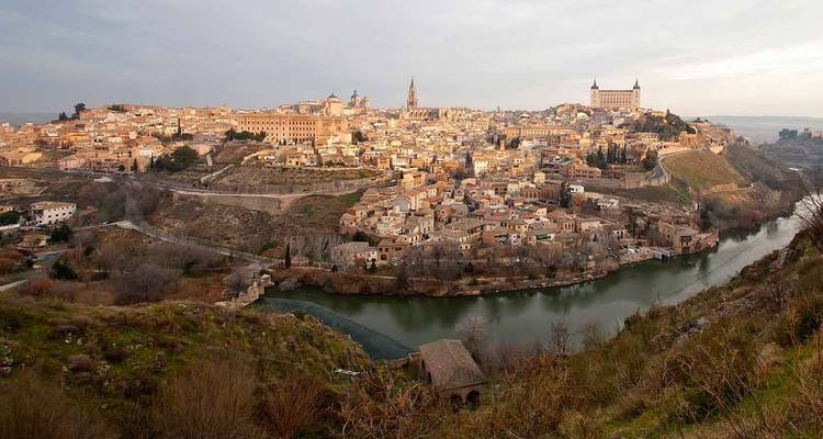 Weitläufiger Hügelblick auf das historische Toledo, umgeben von Flussbiegungen und rauer Landschaft