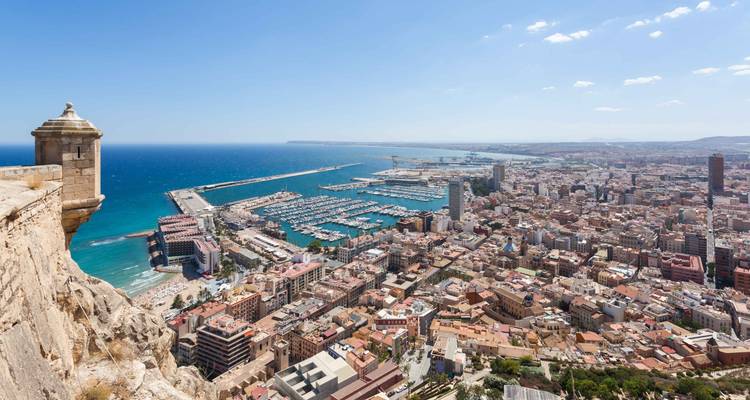 Vue aérienne spectaculaire de la ville d'Alicante, du port de plaisance et de la mer Méditerranée d'un bleu profond