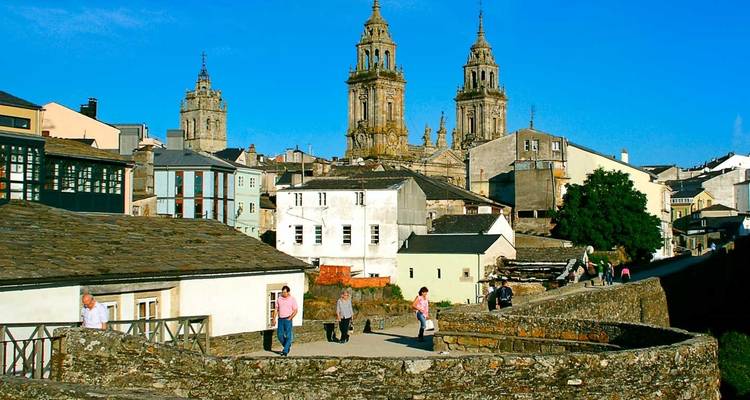 Paysage urbain historique de Lugo avec les tours de la cathédrale s'élevant au-dessus des anciens murs romains
