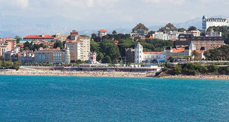 Santanders Strandpromenade-Skyline bei sonnigem Wetter über türkisfarbenem Wasser gesehen
