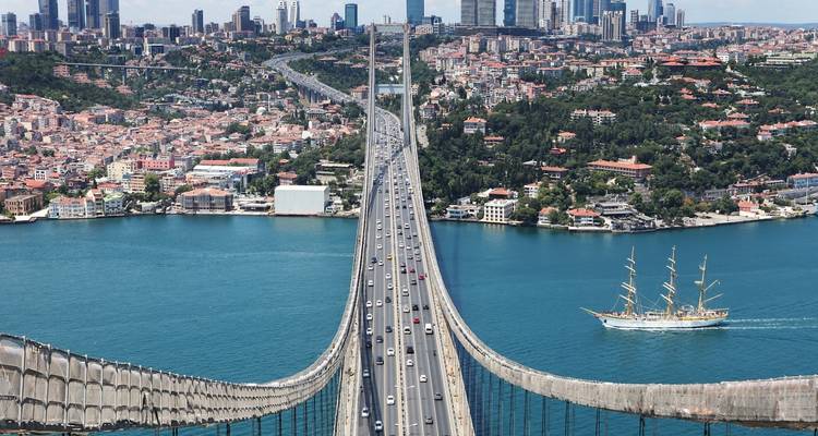 Der Verkehr strömt über die lange Bosporus-Hängebrücke, die zwei Kontinente in Istanbul verbindet.
