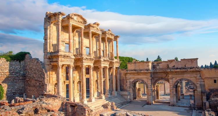 Gut erhaltene Ruinen der Celsus-Bibliothek, von warmem Sonnenlicht beleuchtet in Ephesos.