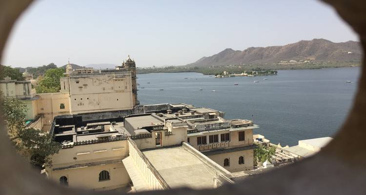 Uitzicht op meer en stad vanuit een paleisraam.