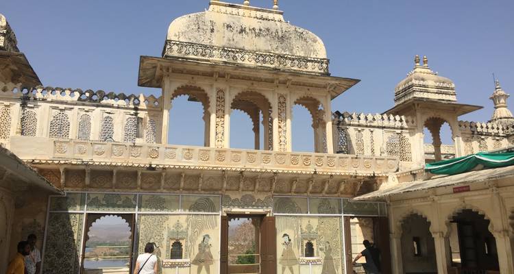 Ingewikkelde paleisarchitectuur met mensen.