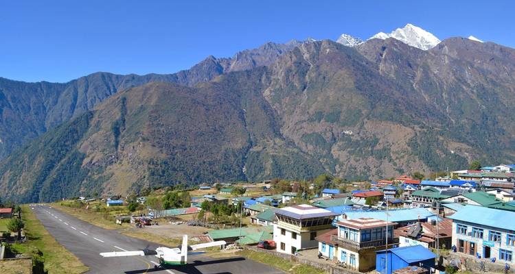 Bergdorp met een vliegtuig op een landingsbaan.